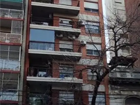 3 AMB AL FRENTE "C/COCHERA FIJA" Y BALCÓN ATERRAZADO, SEMI PISO, 16 AÑOS DE ANTIGUEDAD. ORIENTACIÓN NORTE, MUY LUMINOSO, 2 BAÑOS, COCINA COMEDOR,  AMB