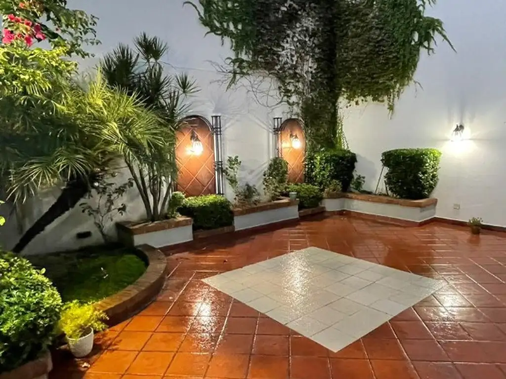 Hermosa casa de 3 amb. en lote propio de 8,66 x 21 mts. Garage, quincho c/parrilla, patio y terraza