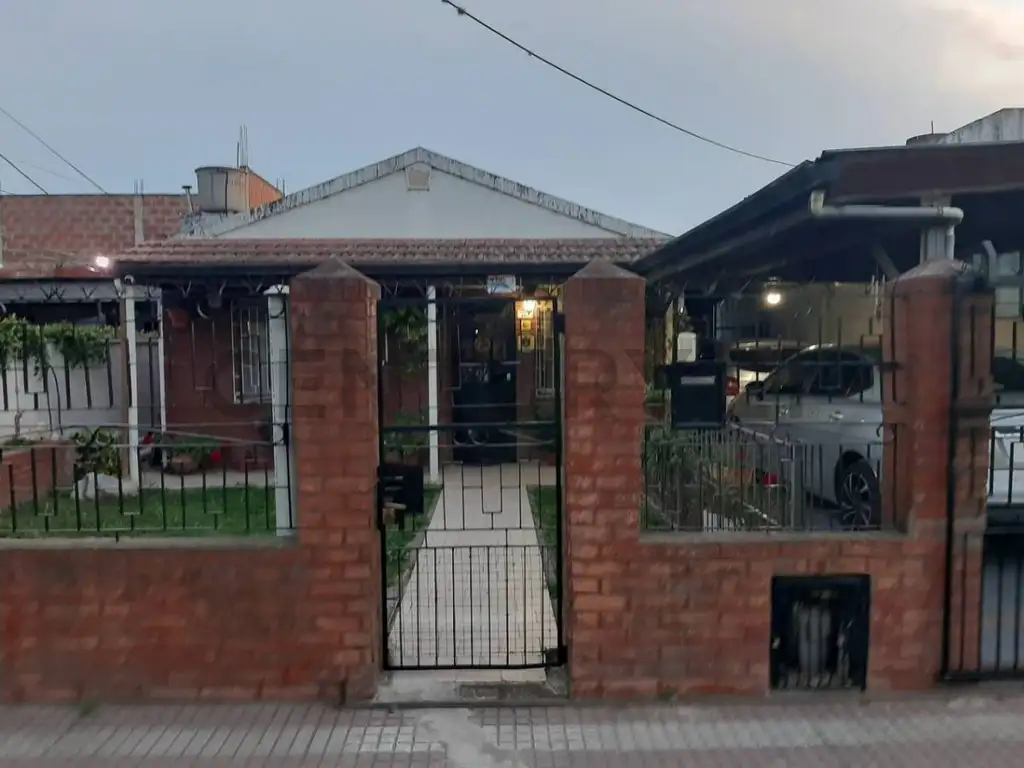 EN VENTA CASA  3 AMBIENTES MAS DEPARTAMENTO PLENO CENTRO DE GUERNICA