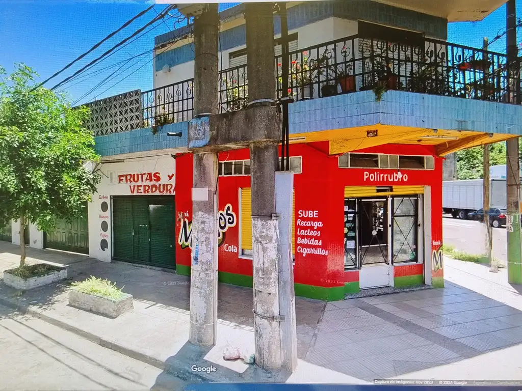 Casa con cuatro locales comerciales y un departamento monoambiente  venta en Hurlingham