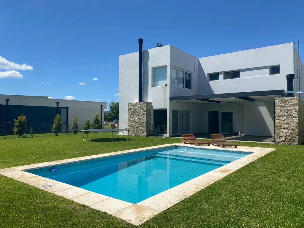 Casa en venta sobre el golf Bº El Trebol, Haras de Sta Maria