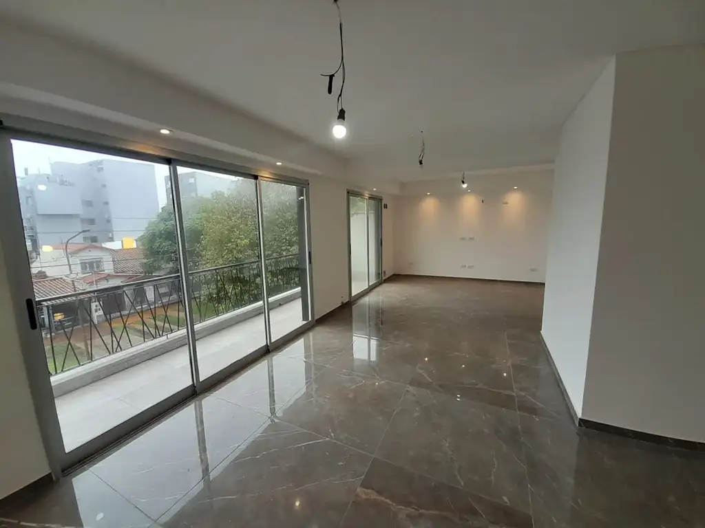 VENTA DEPARTAMENTO PISO 3 AMBIENTES  BERNAL