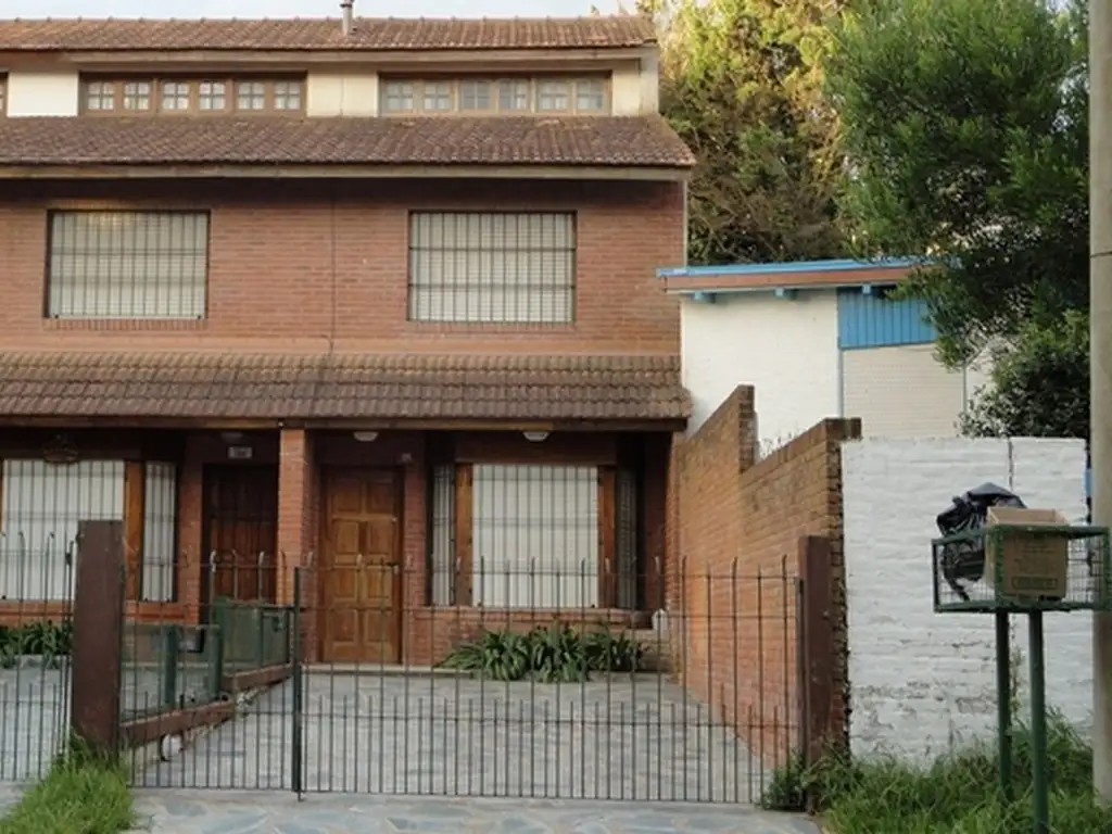 VENDO TRIPLEX A MTS DEL MAR 3 DOR.2 BAÑ. FONDO PRIVADO  APTO VIVIENDA Y/ O TURISMO: V3513