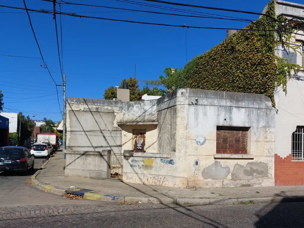 Casa a reciclar, en esquina, orientación noreste