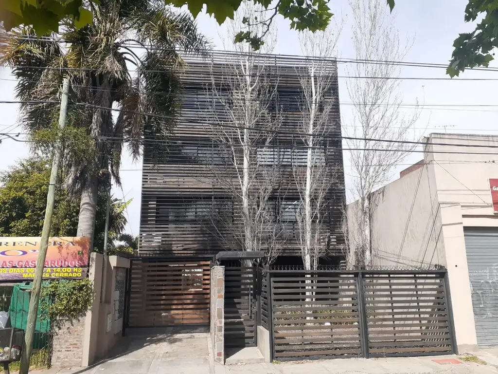 Oficina de planta libre, a 3 cuadras estación tren Mitre