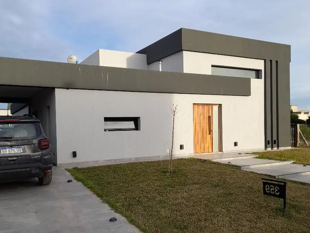 HERMOSA VIVIENDA EN UNA PLANTA EN BARRIO HORIZONTES AL SUR. JARDIN Y PISCINA.