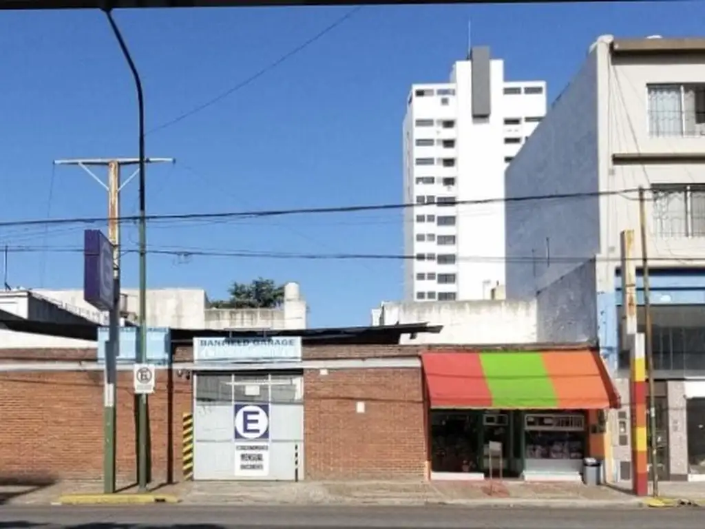 Venta de cochera y local al frente en Banfield sobre Av. Alsina.