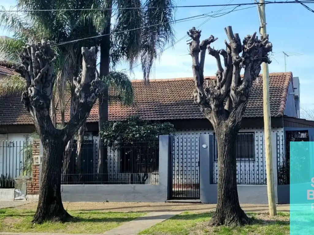 Casa de 4 ambientes con jardín patio, cochera descubierta, terraza y parrilla