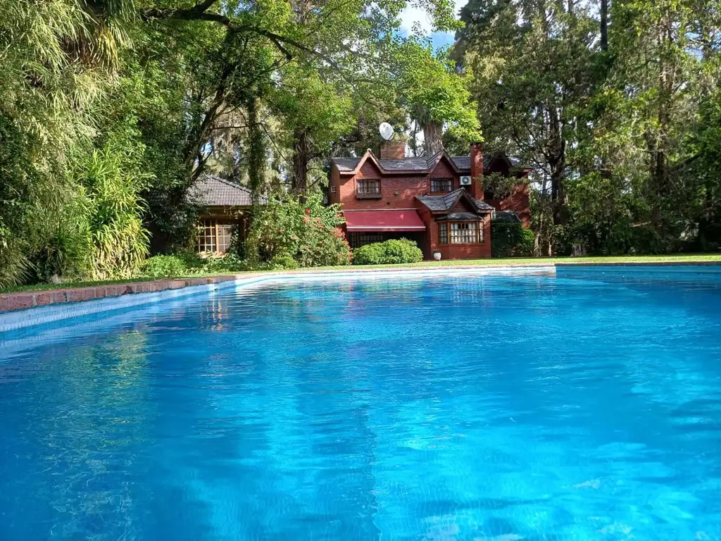 VENTA CASA 6 AMBIENTES PISCINA  DEL VISO PERMUTA