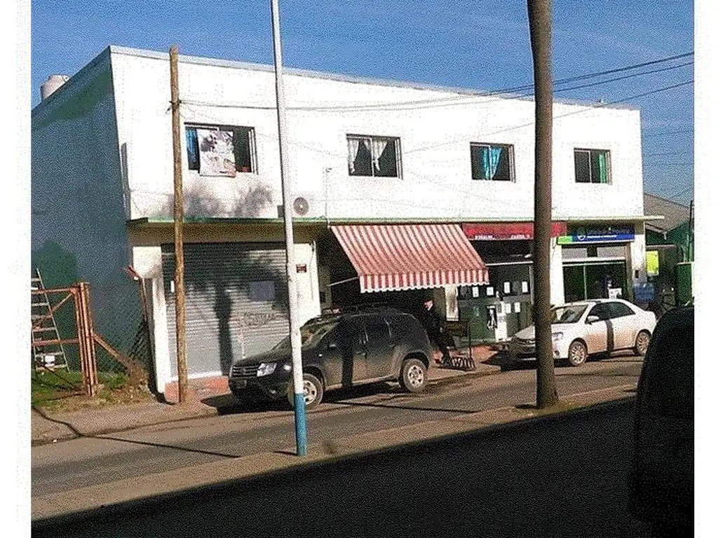 Local a la calle sobre Avenida en excelente estado