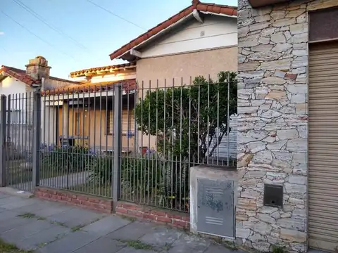 CASA DE 4 AMBIENTES EN LOTE DE 10X33 EN VENTA - VILLA TESEI