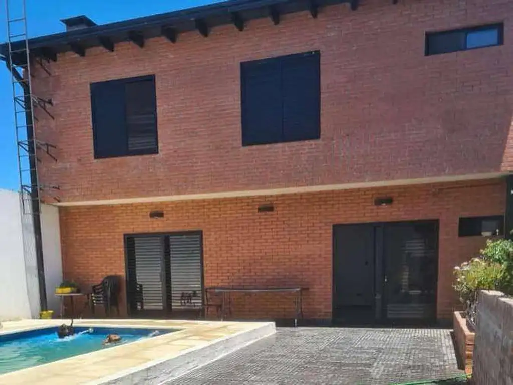 141 entre 41 y 42. Casa con departamento en venta, Los Horno