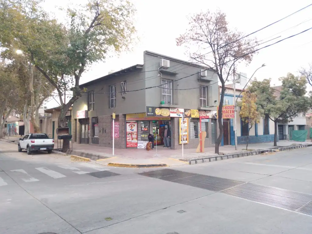 VENTA CASA CON SALONES COMERCIALES CENTRICO