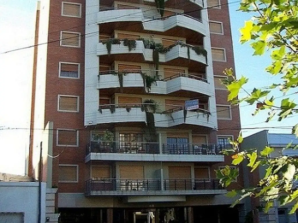 EXCELENTE SEMIPISO DE 3 AMBIENTES CON DOS BAÑOS Y COCHERA , EDIFICIO CON SEGURIDAD , PISCINA Y SUM,