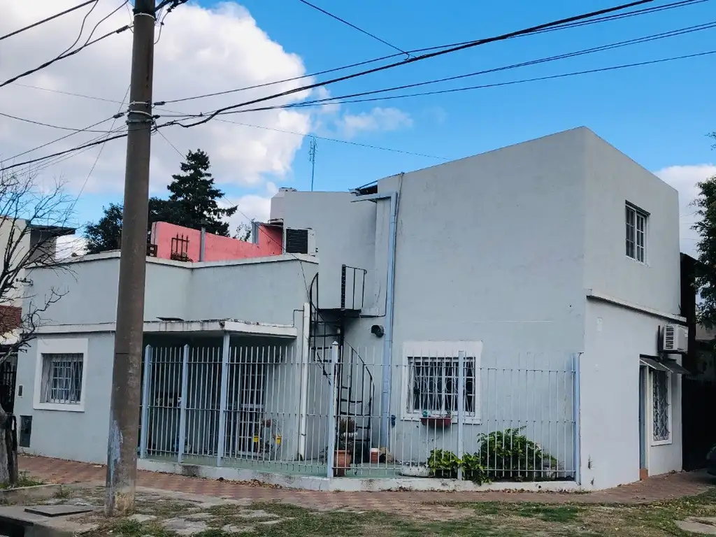 Casa en esquina en lote propio