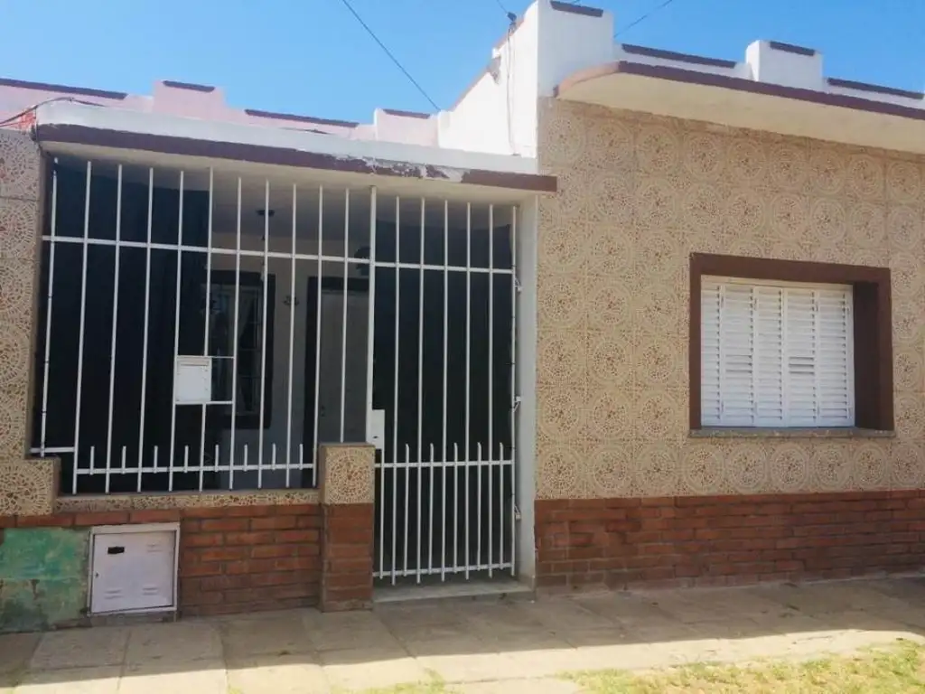 VENTA - CASA PH DE 4 AMBIENTES AL FRENTE CON COCHERA - MORON