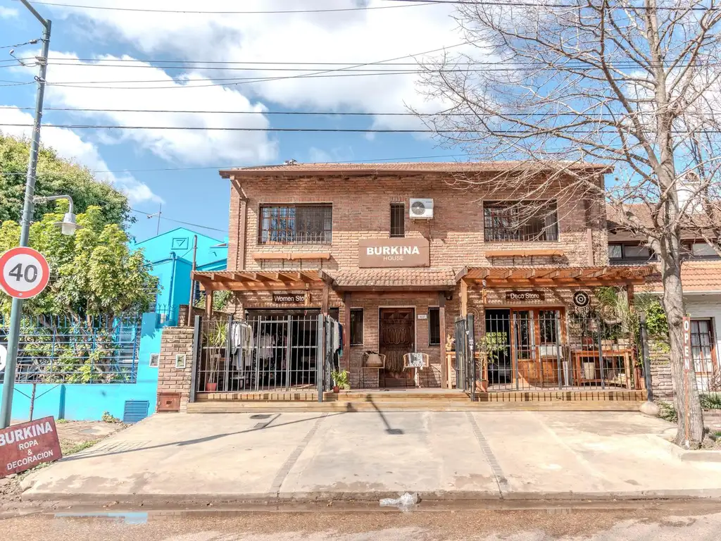 DIVINA CASA EN EL BAJO DE SAN ISIDRO CON JARDIN Y PISCINA SOBRE LA CALLE TISCORNIA.