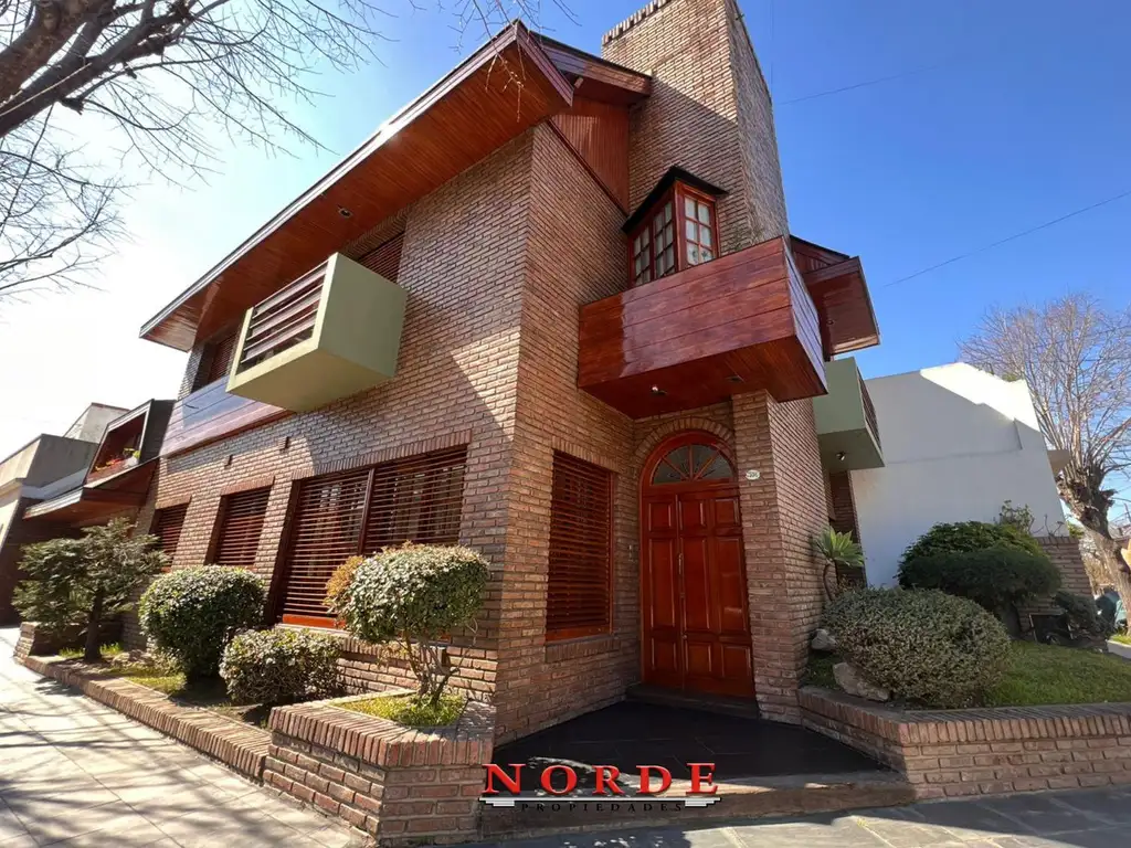 VENTA • CASA • 5 AMBIENTES • BARRIO NAON • MATADEROS