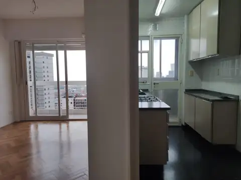 Departamento de dos ambientes en piso 24 con imponente vista. Seguridad 24 hs.