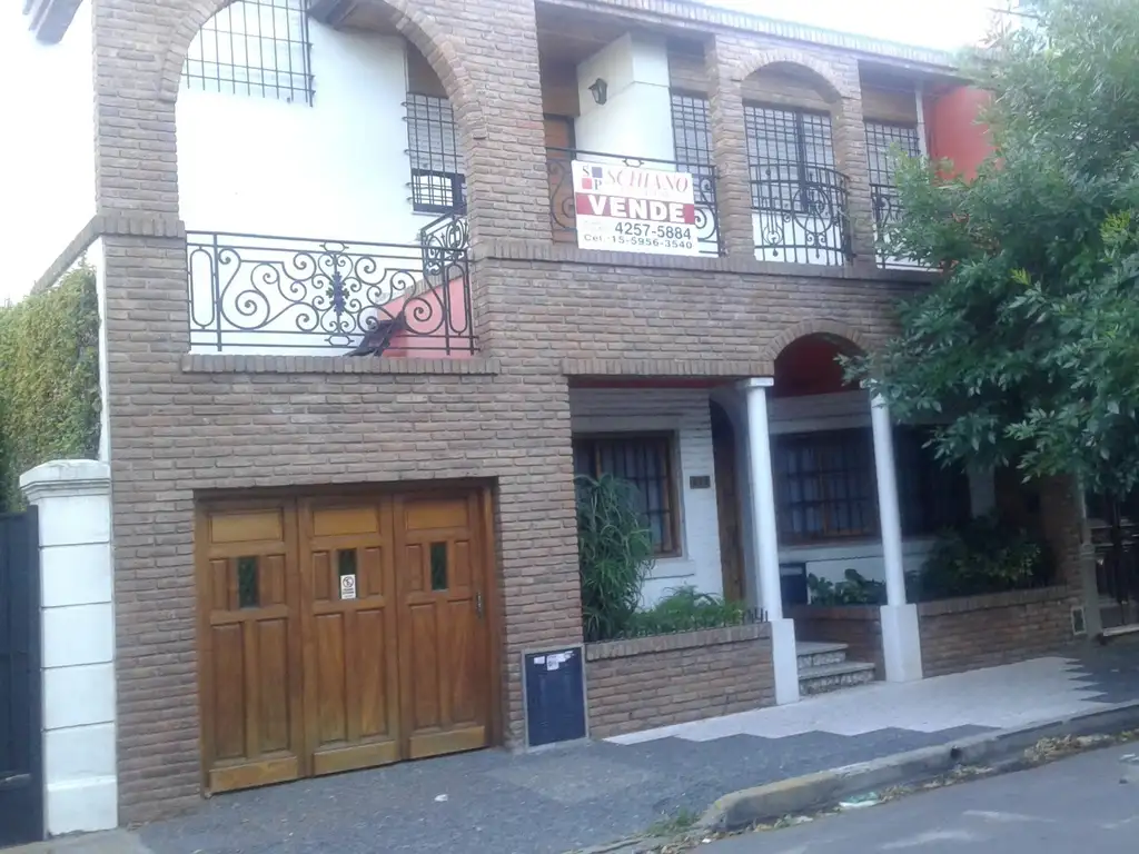 EXCELENTE CHALET EN DOS PLANTAS EN LO MEJOR DE QUILMES RESIDENCIAL.