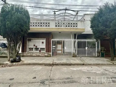 Venta casa de 3 ambientes con cochera en Bernal