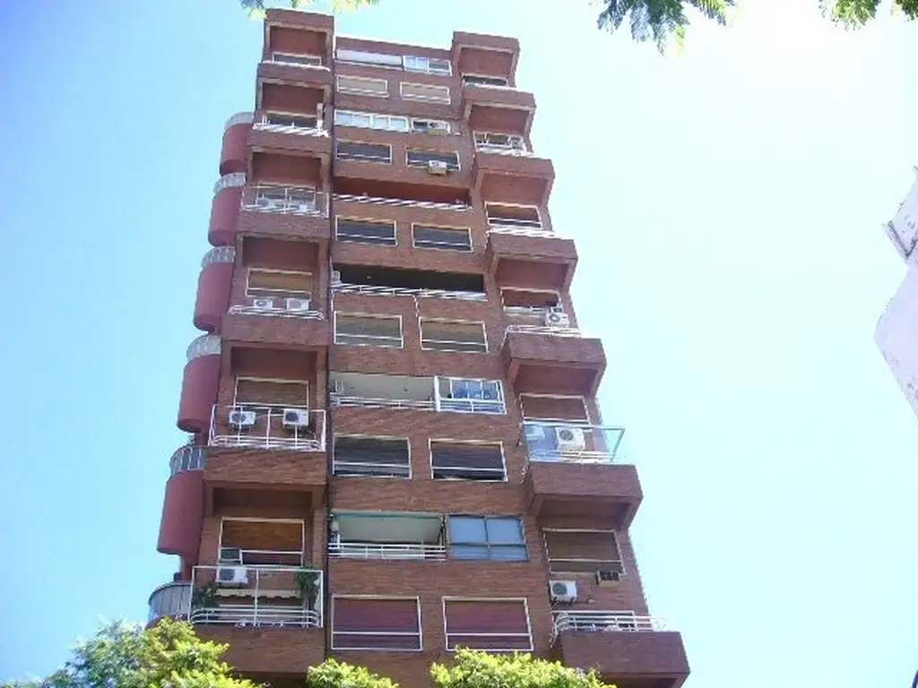 Muy lindo departamento de dos ambientes amplios en edificio con pileta.