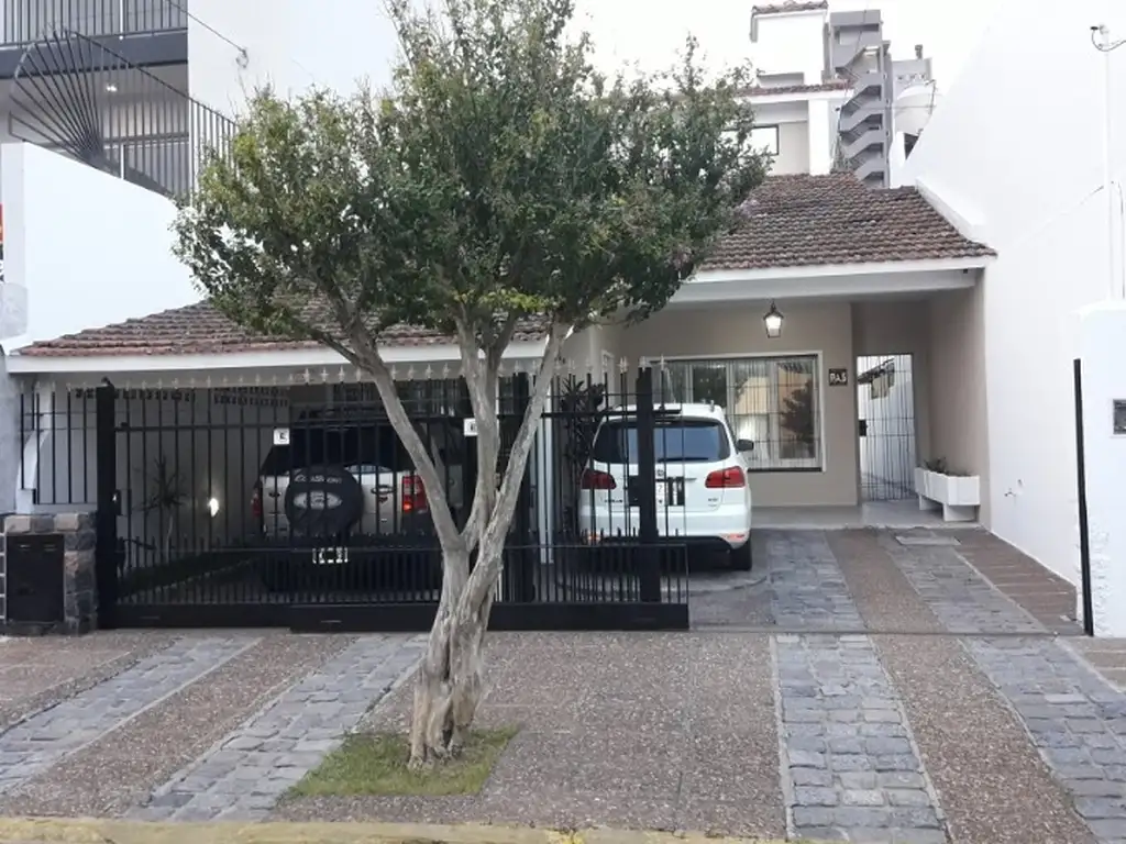 Impecable chalet de 5 ambientes con patio y quincho, en San Justo centro! Excelente ubicación!