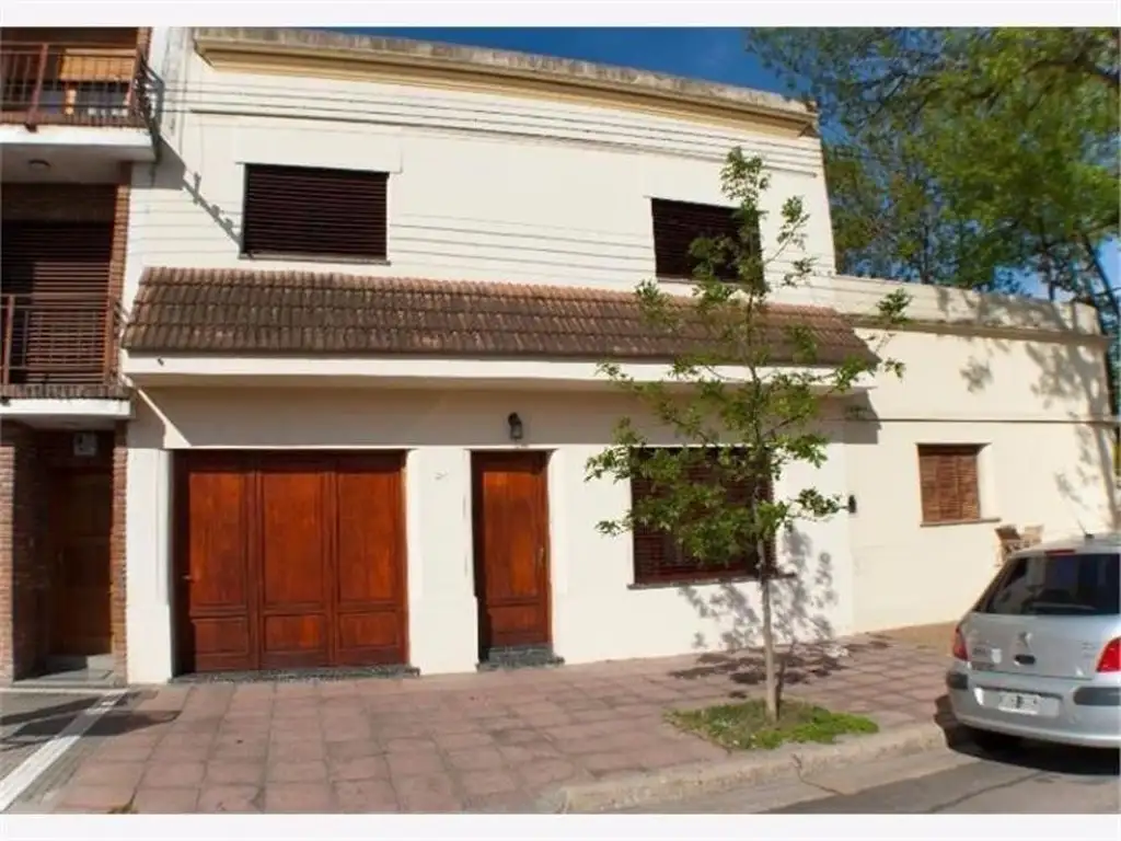 Venta Casa 5 ambientes c/patio y garaje - En la mejor ubicación! -