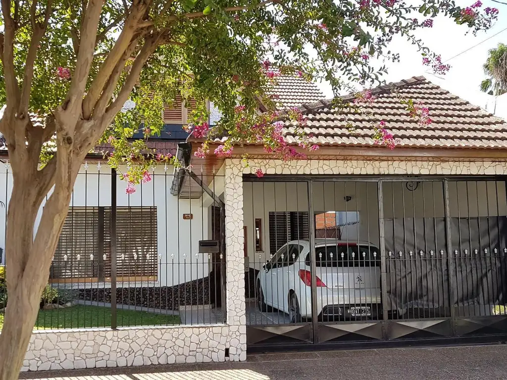 VENTA - CHALET CON PILETA, QUINCHO Y JARDÍN. BANFIELD