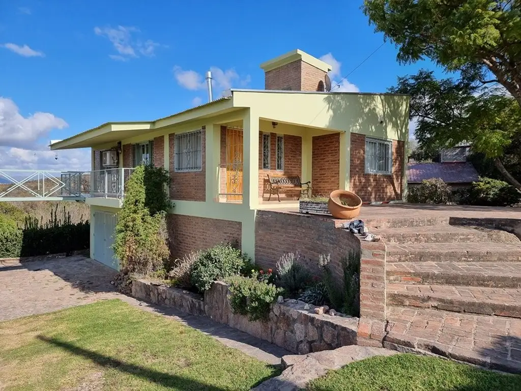 MUY LINDA CASA EN VENTA EN LAGO AZUL, BARRIO PRIVADO, CON VISTAS AL LAGO Y SIERRAS DESLUMBRANTES