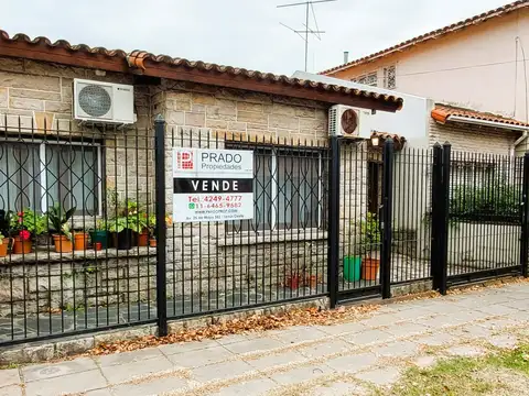 Chalet de 3 amb. con cochera, en Hermoso Barrio de Lomas de Zamora