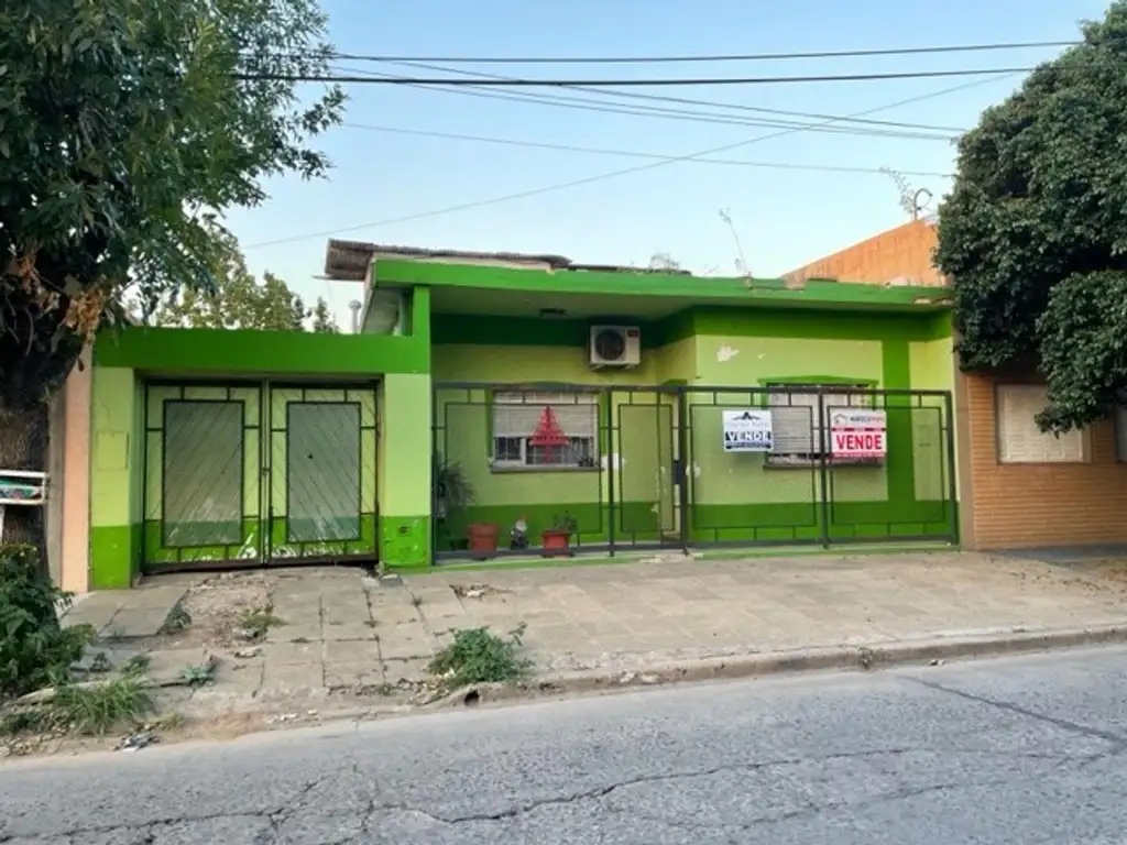 Casa con cochera y patio en excelente ubicación