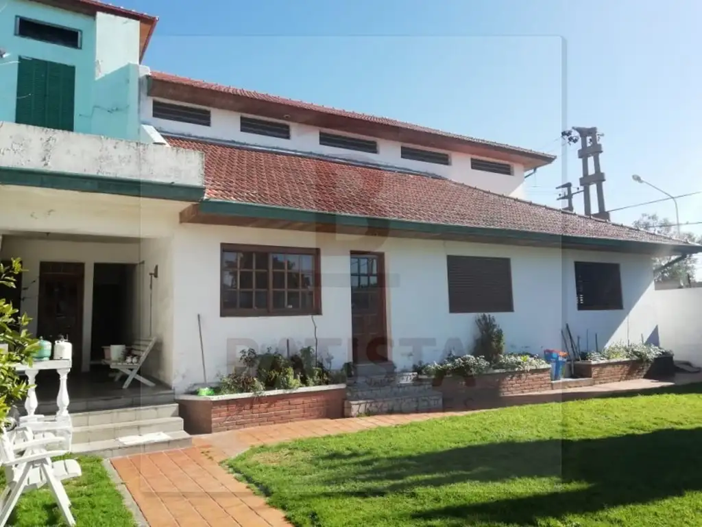 Vende excelente casa Camino Rivadavia esquina 126