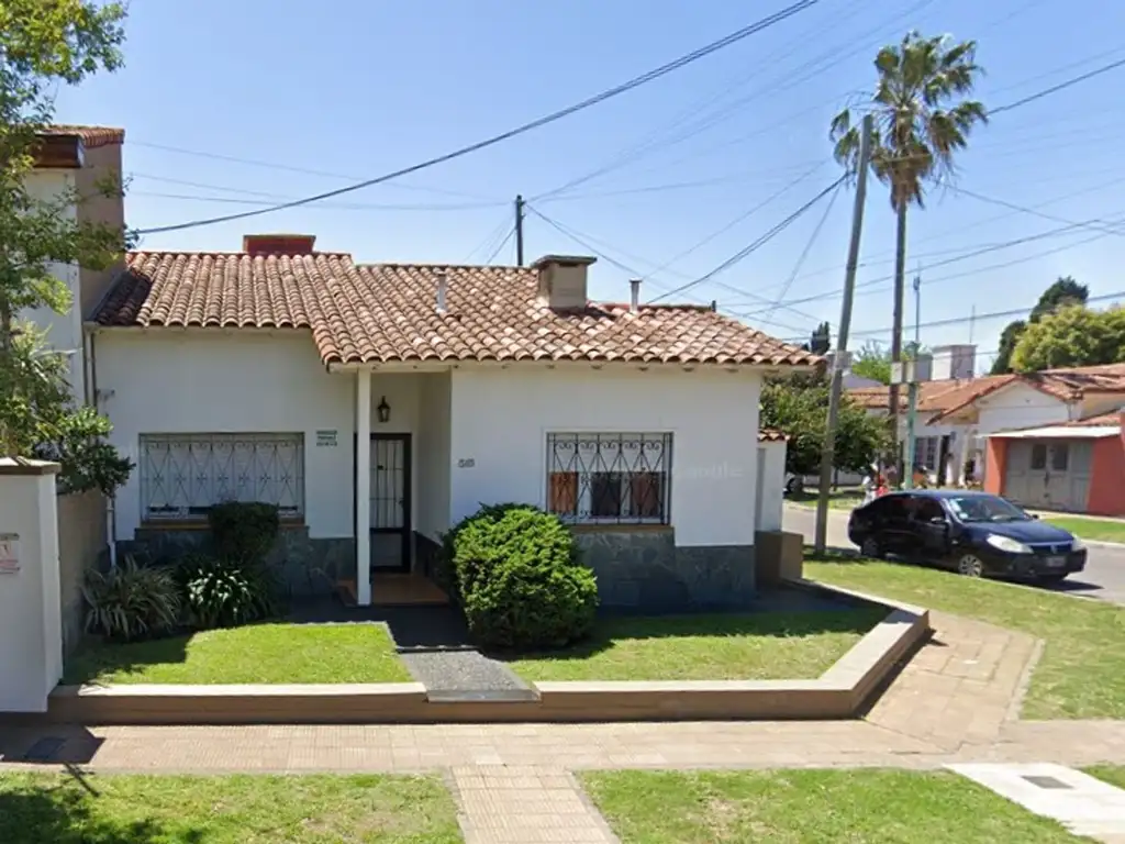 VENTA CASA 4 AMB CON COCHERA Y PATIO EN ESQUINA