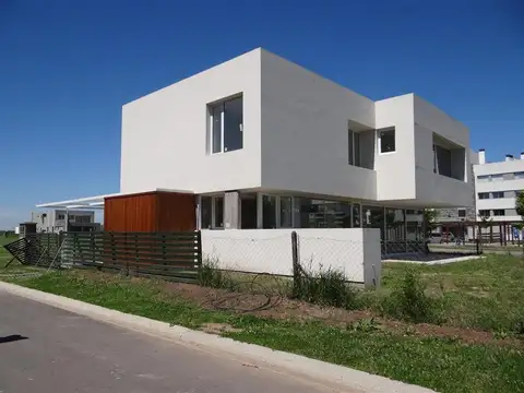 Lagoon Pilar - Sólida Casa! Estilo Racionalista de 4 amb con gran parque  