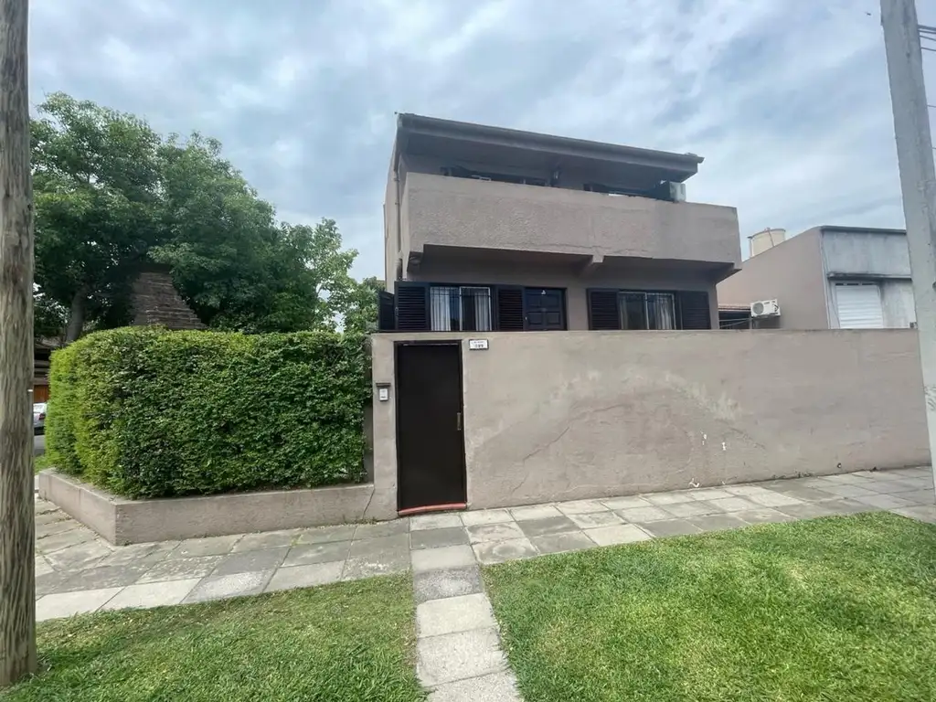 Casa edificada en dos plantas ,con jardin y cochera