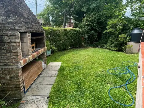 Casa en 2 plantas con parrilla y cochera