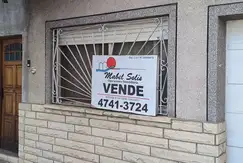 Casa estilo americano con patio a Mts de Ruta 202 y Panam (Ideal Comercio)