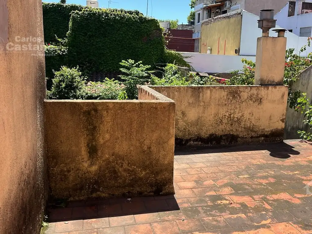 Chalet en 2 Plantas Para Refaccionar, 4 Amb. con Garaje Para 2 Autos