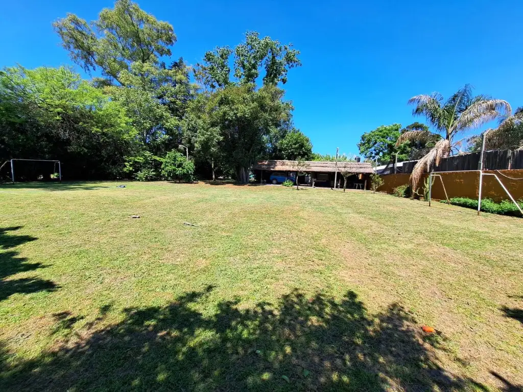 Lote de 20 x 33,95 con quincho a media cuadra del Pavimento y a 2 cuadras de Estación Ferrari