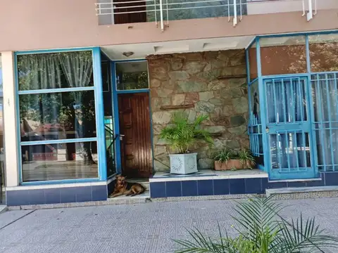 Casa en venta - 5 Dormitorios 3 Baños - Local - 250Mts2 - Reconquista