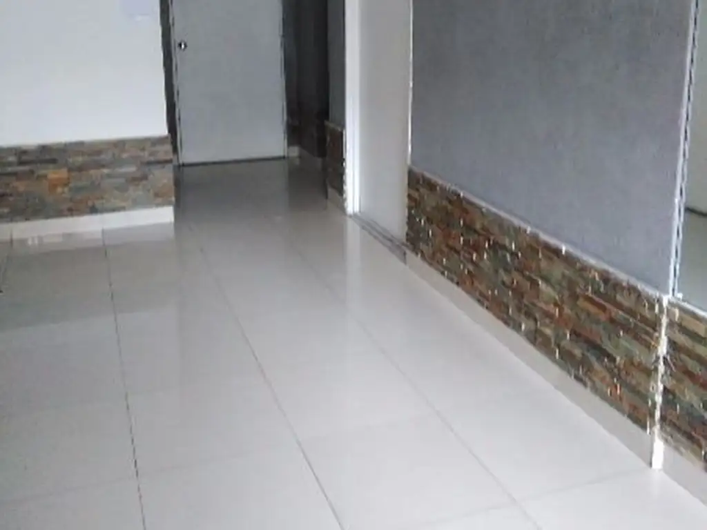 Monoambiente  VENTA  apto profesional c/ balcón al frente y patio. CON RENTA