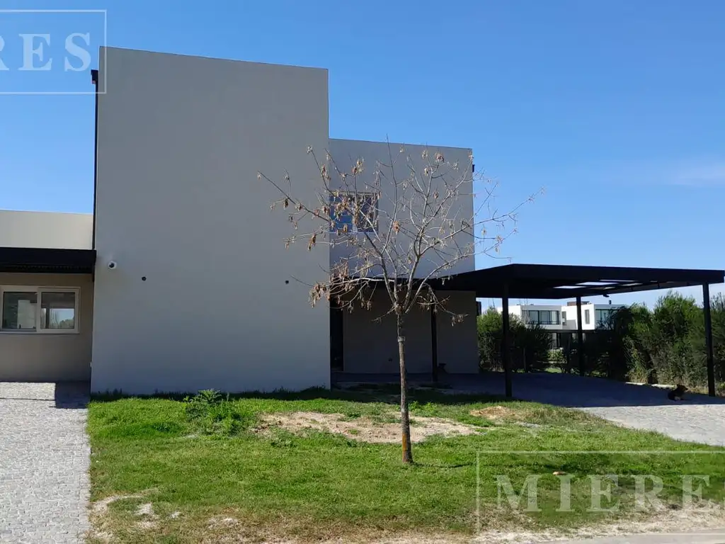 Casa en venta sobre lote a la laguna en El Cantón barrio Islas