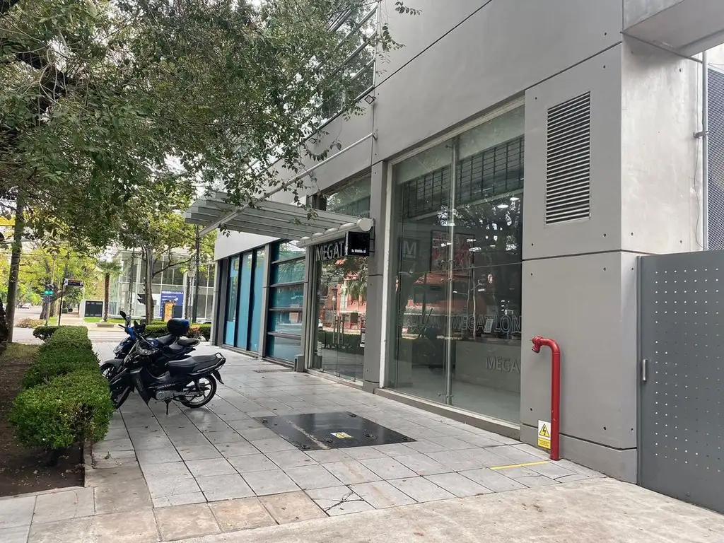 Alquiler de local en esquina en planta alta sobre Avenida Libertador, Martinez