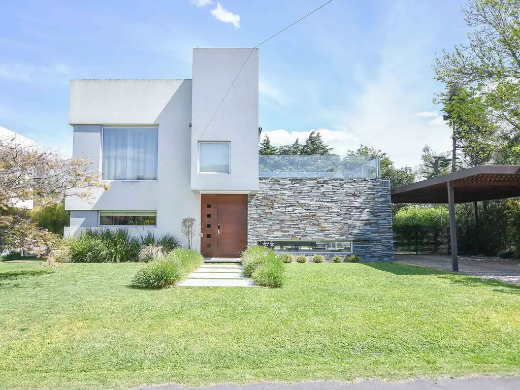 Venta Casa 10 años 3 dormitorios, 280m2, 3 cocheras, Calle 501 Esq. 31