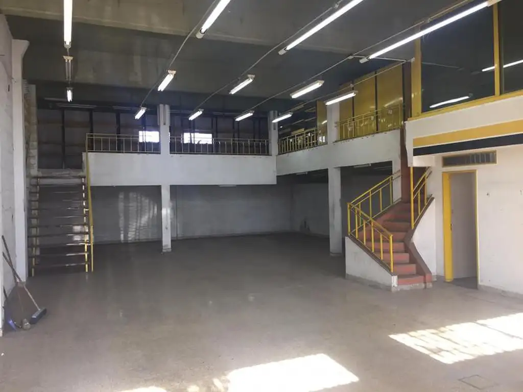 Local en venta con entrepiso para deposito u oficinas en Temperley Este