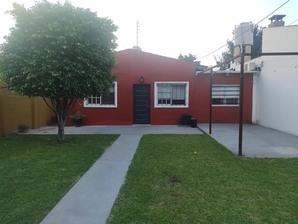 CASA CON AMPLIO PARQUE AL FRENTE Y 3 DORMITORIOS