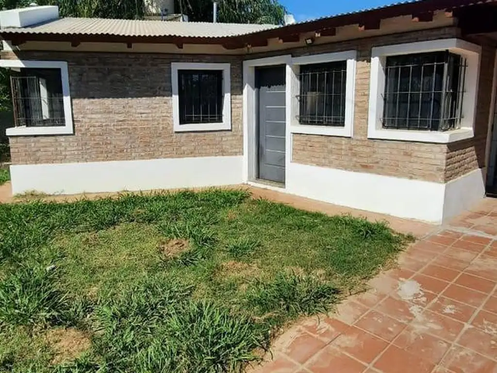 Venta casa 2 dormitorios pileta y parrillero- Roldan-Permutas