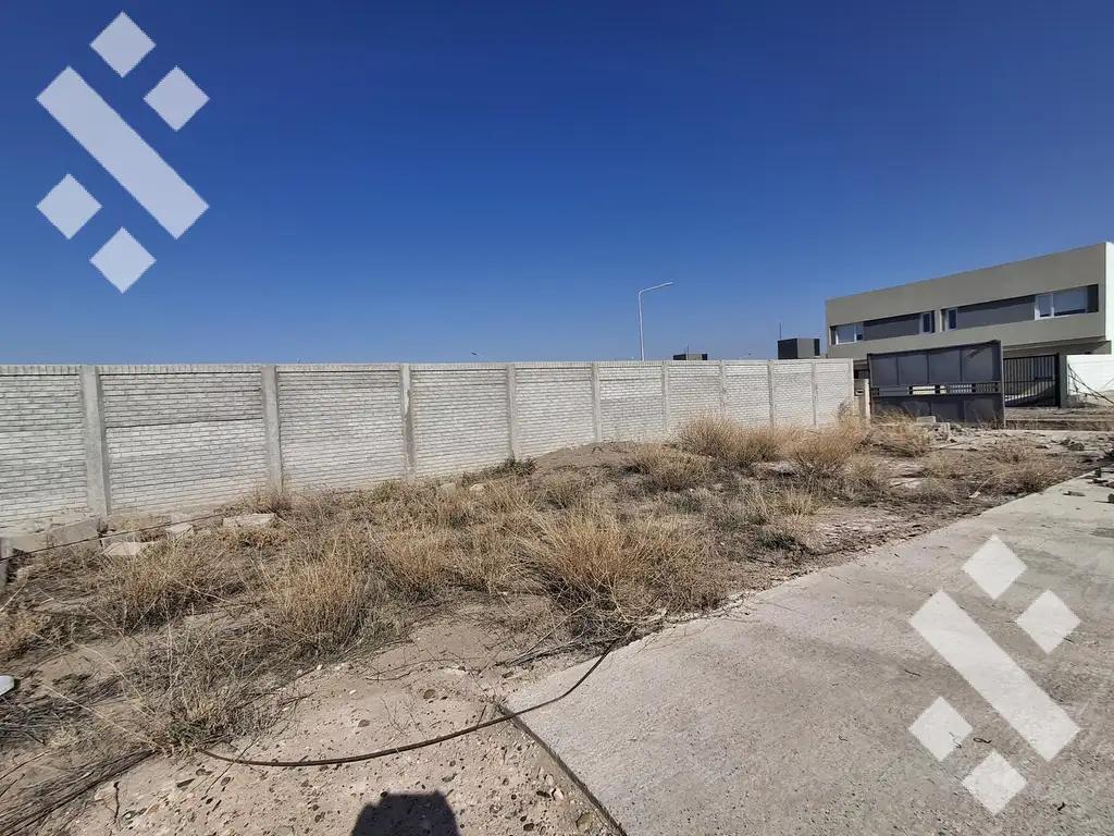 En venta, Terreno de 300 m2 con Mejoras, B° Confluencia, Plottierl