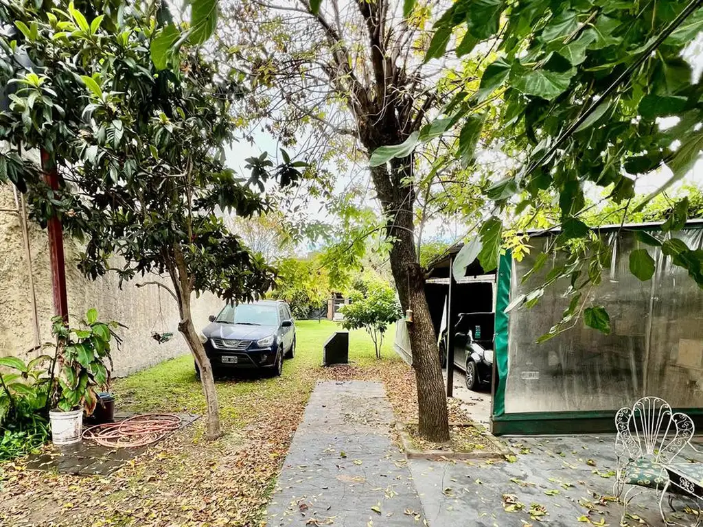 Casa sobre gran lote en Monte Grande